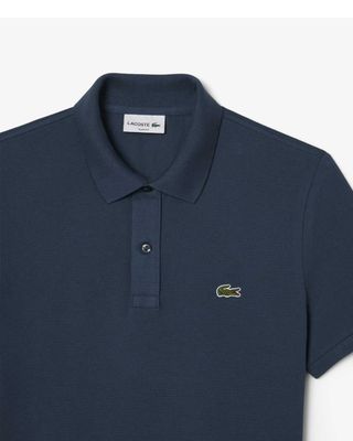 Close-up van Lacoste polo PH4012 in kleur C7Z, donker azuurblauw met groen logo op katoenpiqué