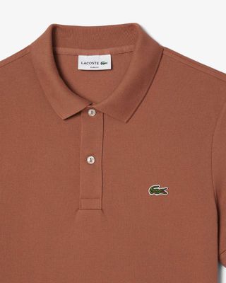 Detail van Lacoste PH4012 polo in lichtbruin (I1K) met groen krokodillenlogo op katoenpiqué