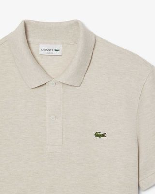 Detail van Lacoste PH4012 polo in beige (I18) met groen krokodillenlogo op katoenpiqué