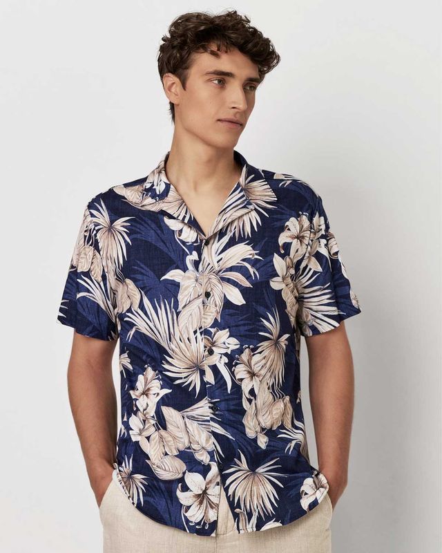 Desoto resortshirt met korte mouwen in donkerblauwe tropische print van jersey katoen detail model

