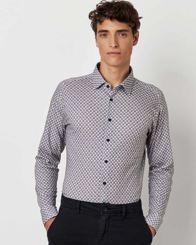 Model met Desoto overhemd met blauw dessin en lange mouwen