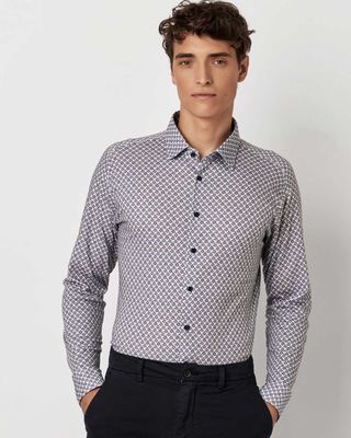 Model met Desoto overhemd met blauw dessin en lange mouwen
