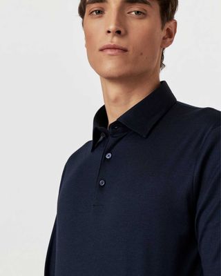 Detailopname kraag en knoopsluiting Desoto polo in donkerblauw