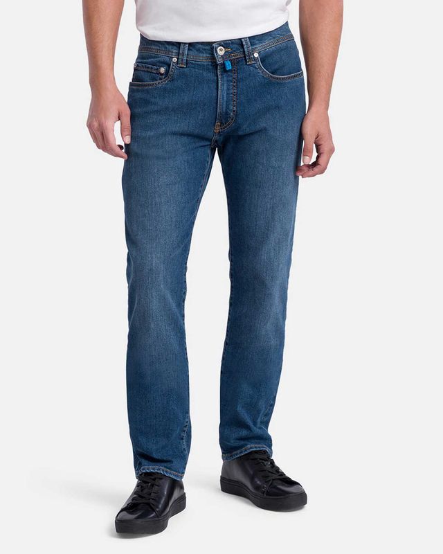 Pierre Cardin FutureFlex jeans blauw gedragen, vooraanzicht met witte top en sneakers