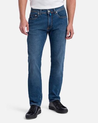 Pierre Cardin FutureFlex jeans blauw gedragen, vooraanzicht met witte top en sneakers