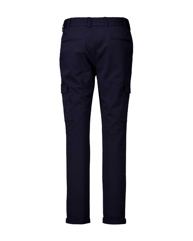 Vooraanzicht van de Genti York Cargo broek in donkerblauw met slim fit pasvorm en cargozakken

