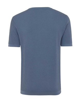 Close-up van de structuurstof en boord van Genti T-shirt K2091-1260-014 in middenblauw technisch materiaal
