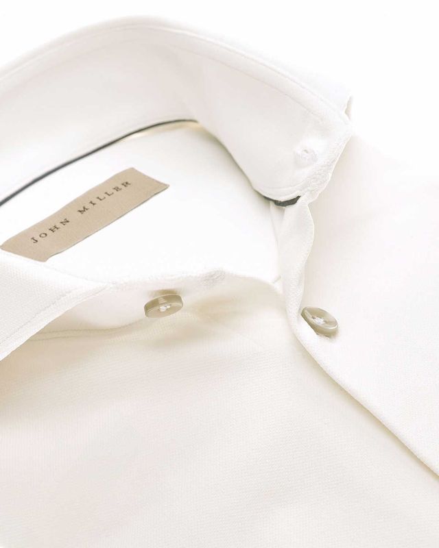 Close-up van cutaway boord en knopen van off-white John Miller overhemd in hyperstretch kwaliteit