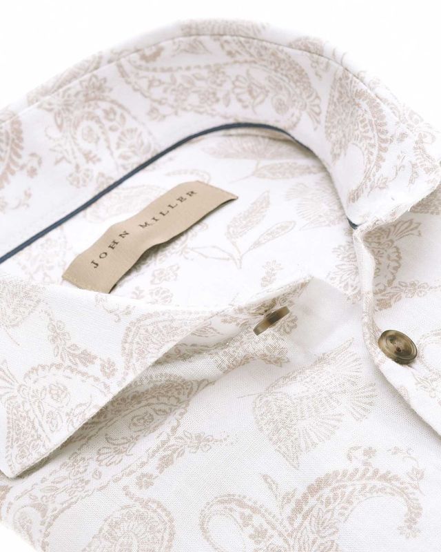 Detail van de cutaway kraag met paisleyprint van het Slimfit John Miller linnen overhemd