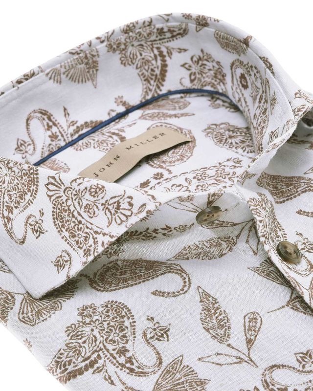 Detail van paisleyprint en knopen op lichtblauw John Miller overhemd