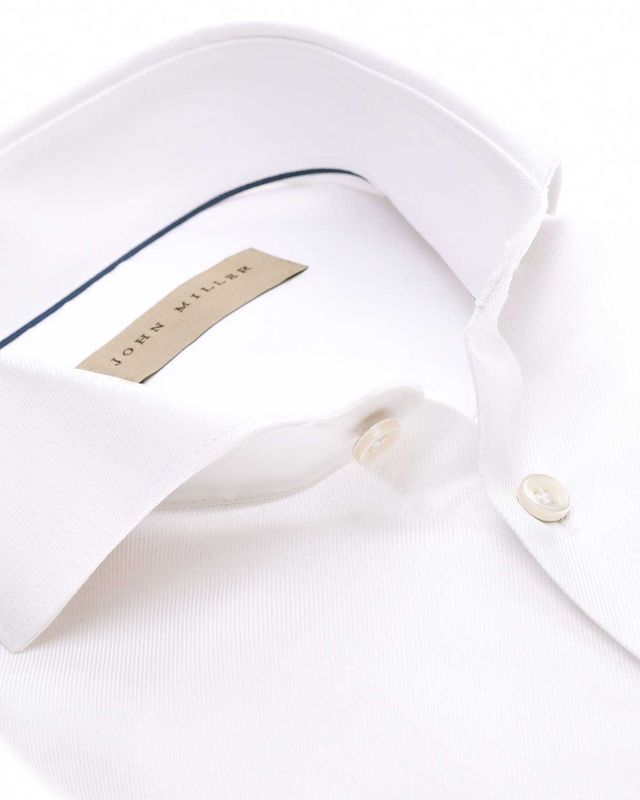 Detail van de witte stof en cutaway kraag van het John Miller non-iron overhemd