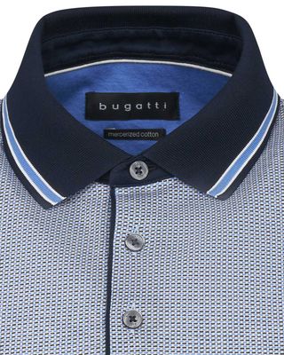 Detail kraag van deze blauw gemêleerde Bugatti polo met donkerblauwe kraag en fijne structuurprint

