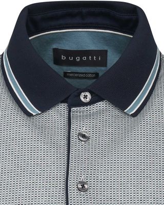 Detail boord van deze groen-blauwe Bugatti polo met microprint, contrasterende kraag en gemerceriseerd katoen

