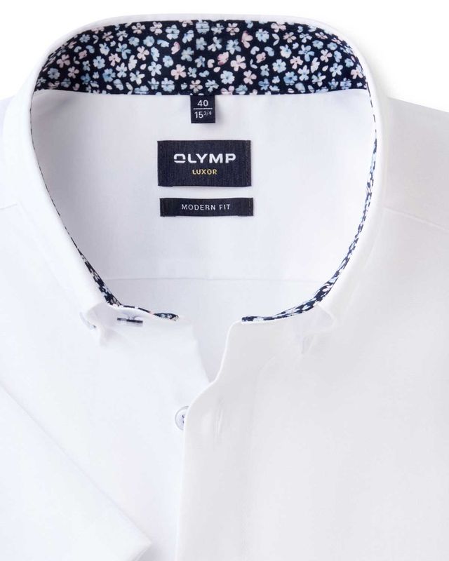 Detail van de button-down kraag met contrastvoering – wit korte mouw overhemd
