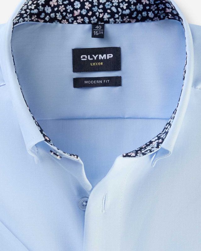 Close-up button-down kraag met bloemenvoering – lichtblauw overhemd