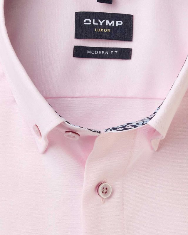 Close-up van de button-down kraag – lichtroze overhemd