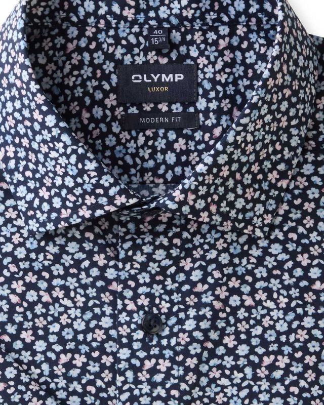Detail kraag en merklabel van het bloemenoverhemd