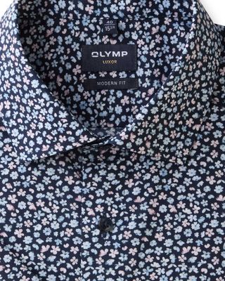 Detail kraag en merklabel van het bloemenoverhemd