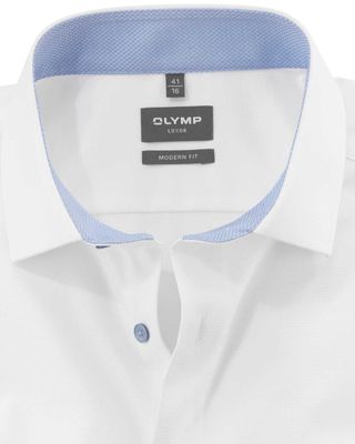 Detail kraag met lichtblauw accent van het witte OLYMP overhemd