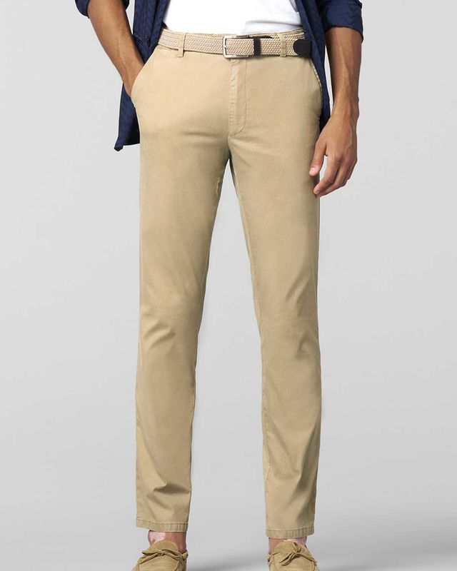 Model met Meyer Oslo karamelkleurige chino, voorkant