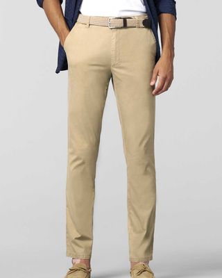Model met Meyer Oslo karamelkleurige chino, voorkant