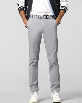 Model met Meyer Oslo grijze chino, voorkant