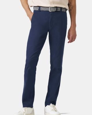 Model met Meyer Bonn chino in marine, voorkant

