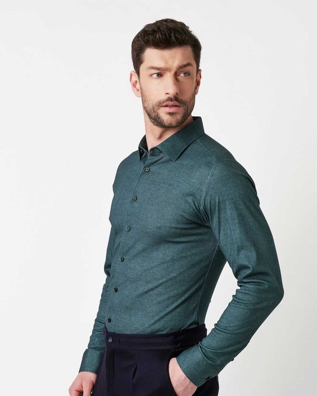 Model met donkergroen Desoto jersey overhemd, vooraanzicht
