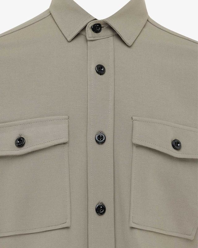 Close-up van knopen en borstzakken op het Genti overshirt

