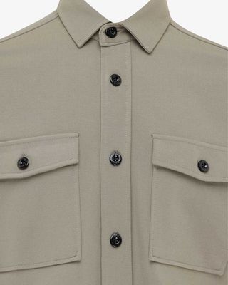 Close-up van knopen en borstzakken op het Genti overshirt

