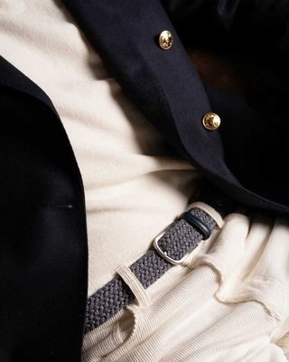 Detail 1: La Boucle Loch Ness Wool Effect riem gedragen met navy blazer en witte broek