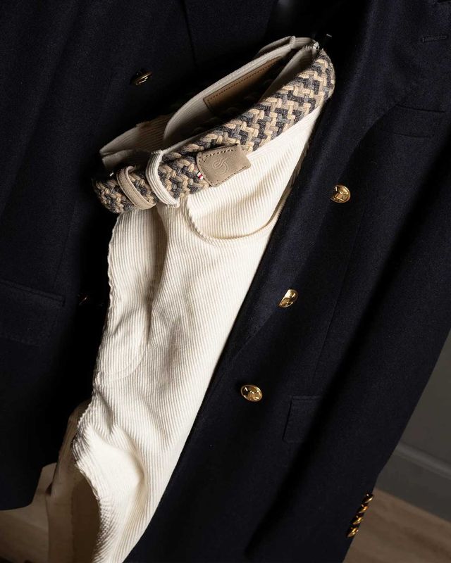 Perthshire Wool Effect riem gedragen met navy blazer en witte corduroy broek