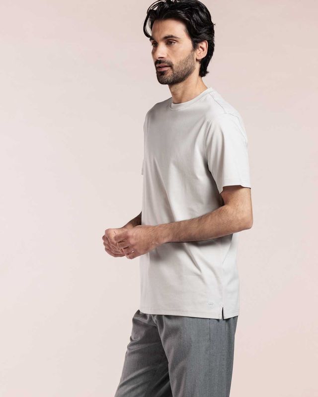 Thomas Maine beige crewneck T-shirt NOS50TM078 korte mouw, model toont stijlvolle pasvorm voorzijde