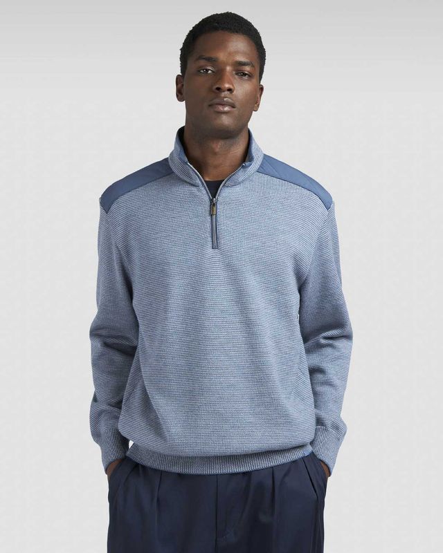 Model draagt Paul &amp; Shark pullover 15311133-200 True Navy Vapor Blue, regular fit half-zip sweater met ribboorden en kraag.