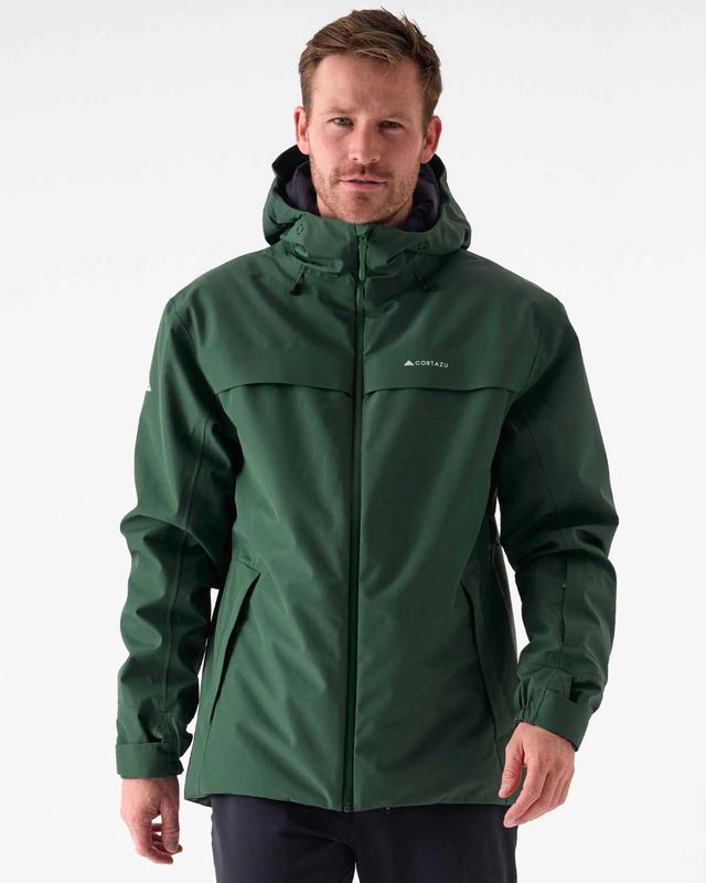 Cortazu hardshell jas Delta INS 7M donkergroen, model vooraan met capuchon, stormflap en rits gesloten – voorkant 
