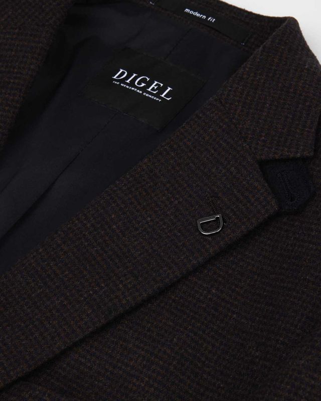 Digel colbert Ezzo-G 1240247-32 bruin – detail revers met merkpin, fijne ruitstructuur – kwartmaat