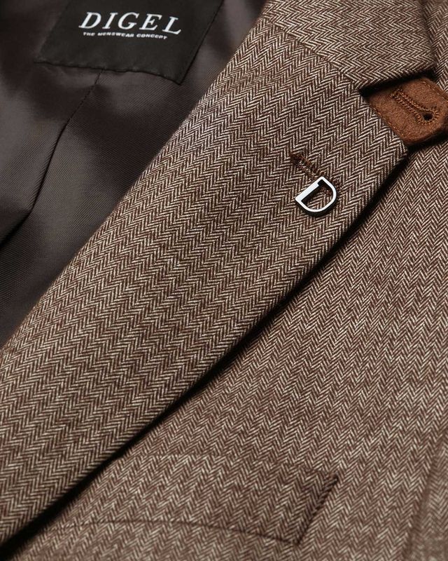 Digel herencolbert Ezzo-G 1240149-32 in middenbruin – detail revers met D-pin, visgraat dessin en borstzak