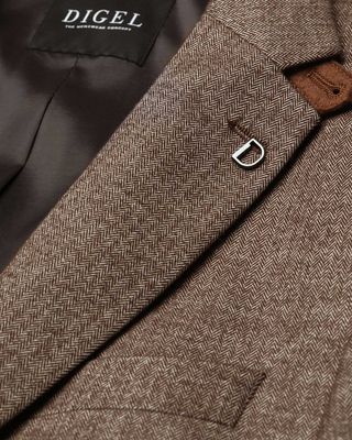 Digel herencolbert Ezzo-G 1240149-32 in middenbruin – detail revers met D-pin, visgraat dessin en borstzak