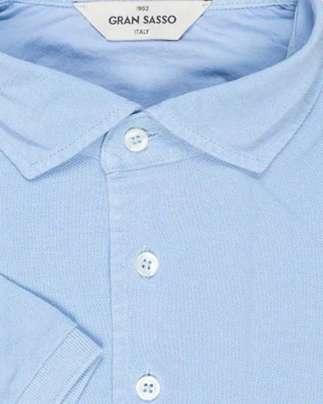 Gran Sasso polo korte mouw 60118-79081 in lichtblauw, detail kraag en knooplijst