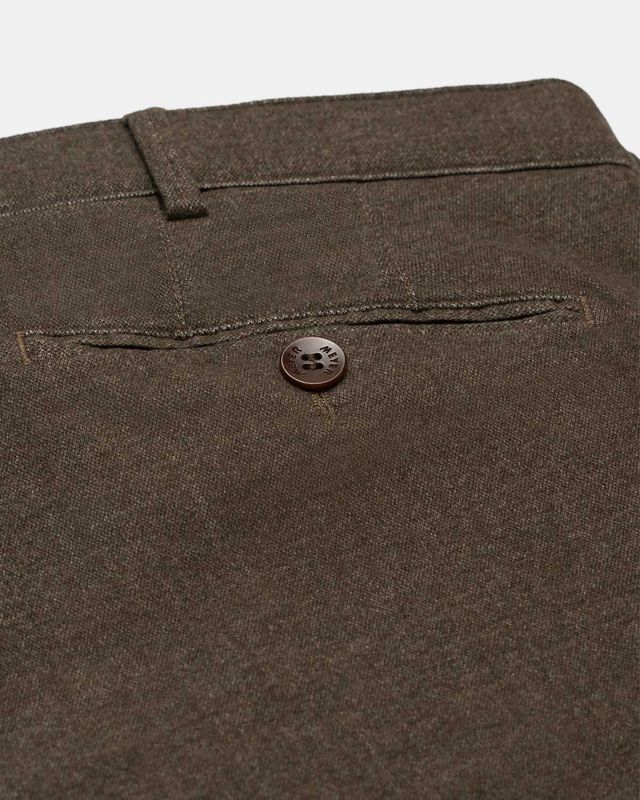 Meyer Bonn broek modern fit 2-3609-34 in bruin, detail achterzak met knoop