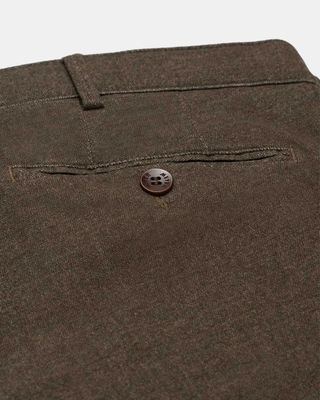 Meyer Bonn broek modern fit 2-3609-34 in bruin, detail achterzak met knoop