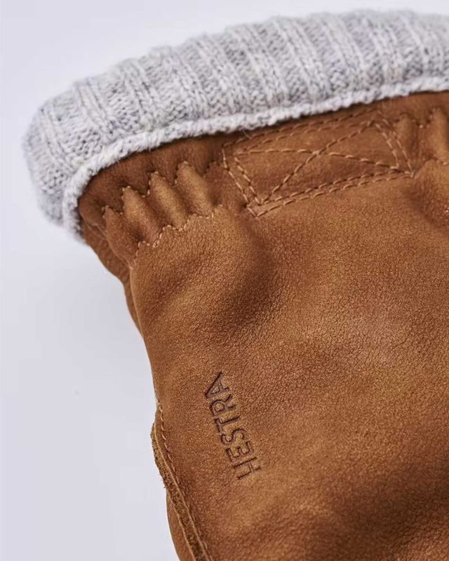 Hestra Joar Nubuck handschoen 20460-710 cognac met logo en stiksel