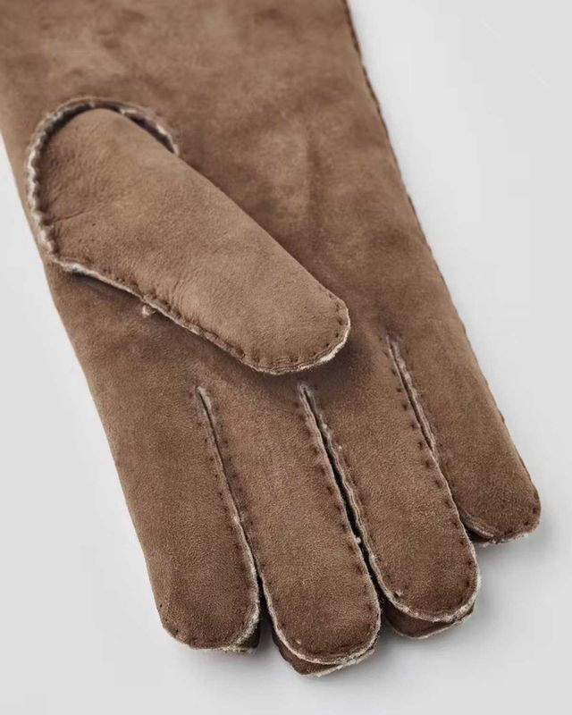 Hestra 2001070-750 lamsleer handschoen taupe – detail duim en stiksel