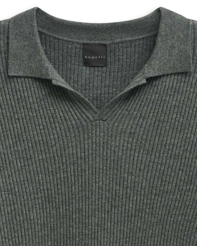 Detail van kraag en ribstructuur Bugatti pullover 7100-85563D-20 grijsgroen – Van den Broek Herenmode Haarlem