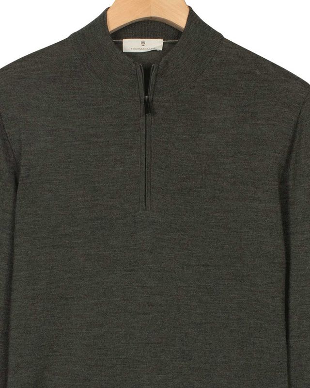 Detail van kraag en rits Thomas Maine pullover 5284TM100-79 donkergroen – Van den Broek Herenmode Haarlem
