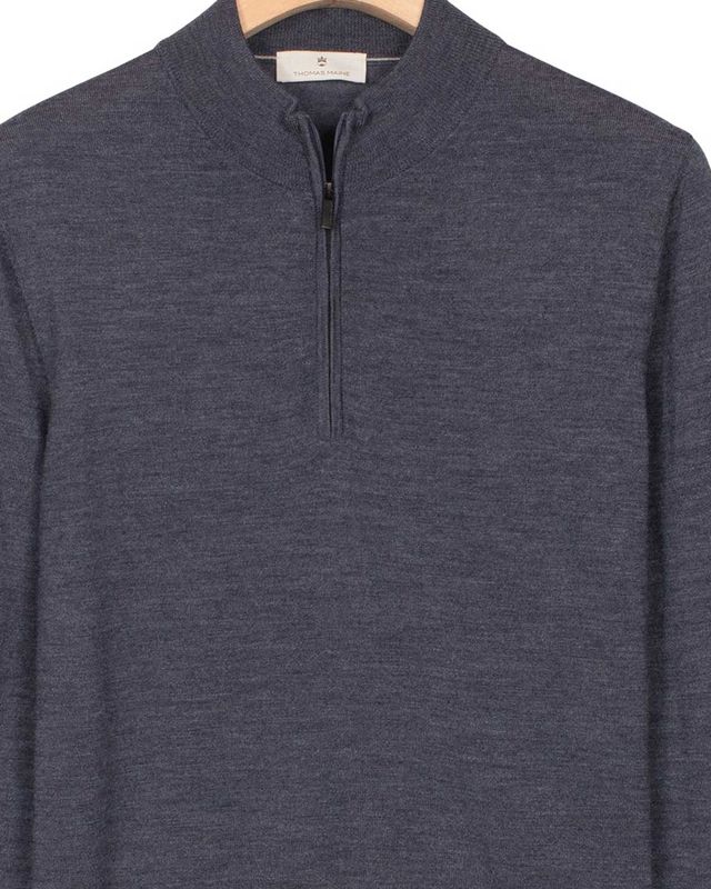 Detail van kraag en rits Thomas Maine pullover 5284TM100-69 middenblauw – Van den Broek Herenmode Haarlem