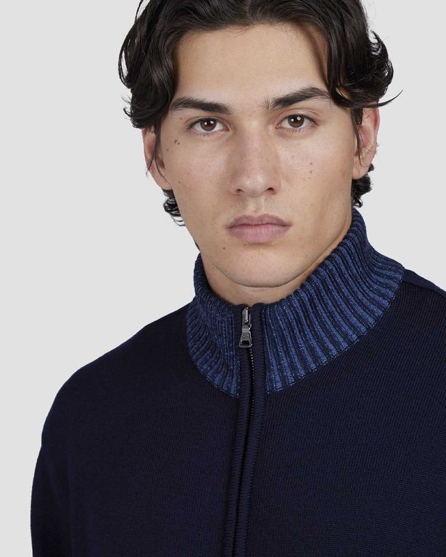 Model draagt Paul &amp; Shark full-zip trui donkerblauw – stijlvol en comfortabel design
