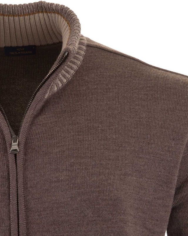 Detail kraag Paul &amp; Shark Falcon vest bruin – gebreide herentrui van virgin wool