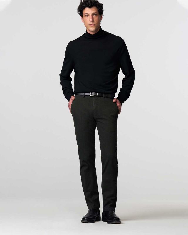 Model draagt Meyer Bonn chino antraciet – modern fit broek in luxe stretchkwaliteit