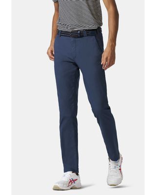 Model draagt Meyer Bonn chino blauw – comfortabele zomerbroek met moderne pasvorm